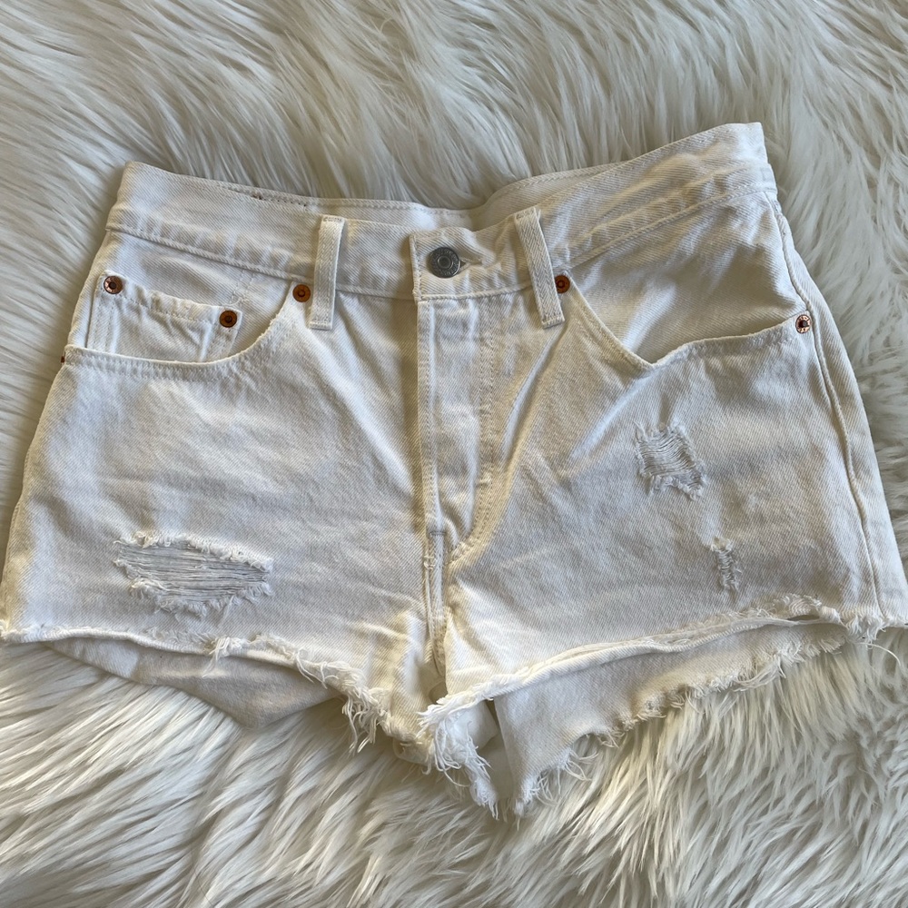 White Levi shorts size 26